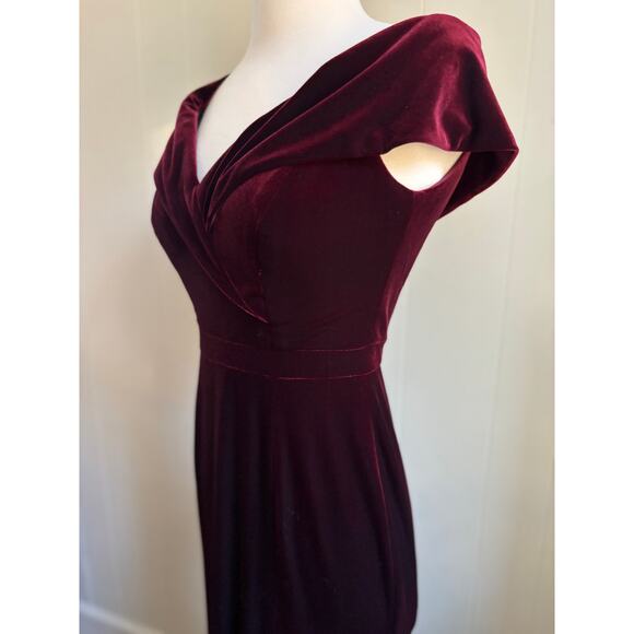 AQUA Formal Off the Shoulder Fluted Velvet Gown Burgundy Size 4 - Picture 7 of 10